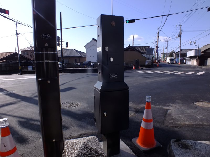 桐生市天神町天満宮入口交差点にあるブラウン塗装の京三VSMと京三PSM歩灯