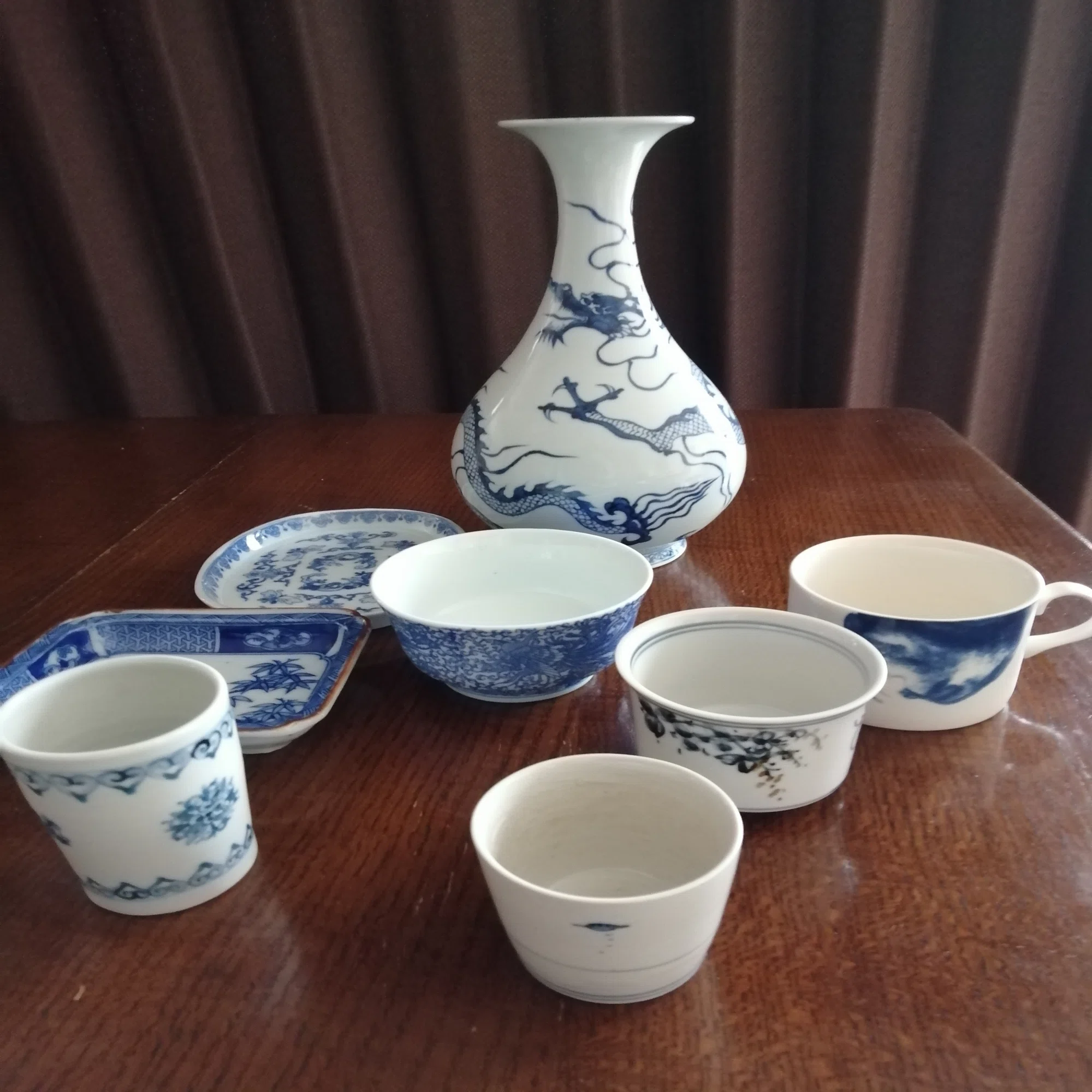 私の妻の家には青絵付けの食器が多い。その中で奇妙なUFOっぽい絵柄の 