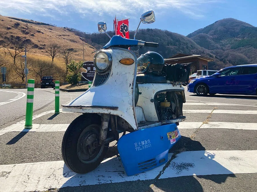 バイクと共に旅して絵を描いたイーゼルが帰ってきて、なぜかSNSでバズ