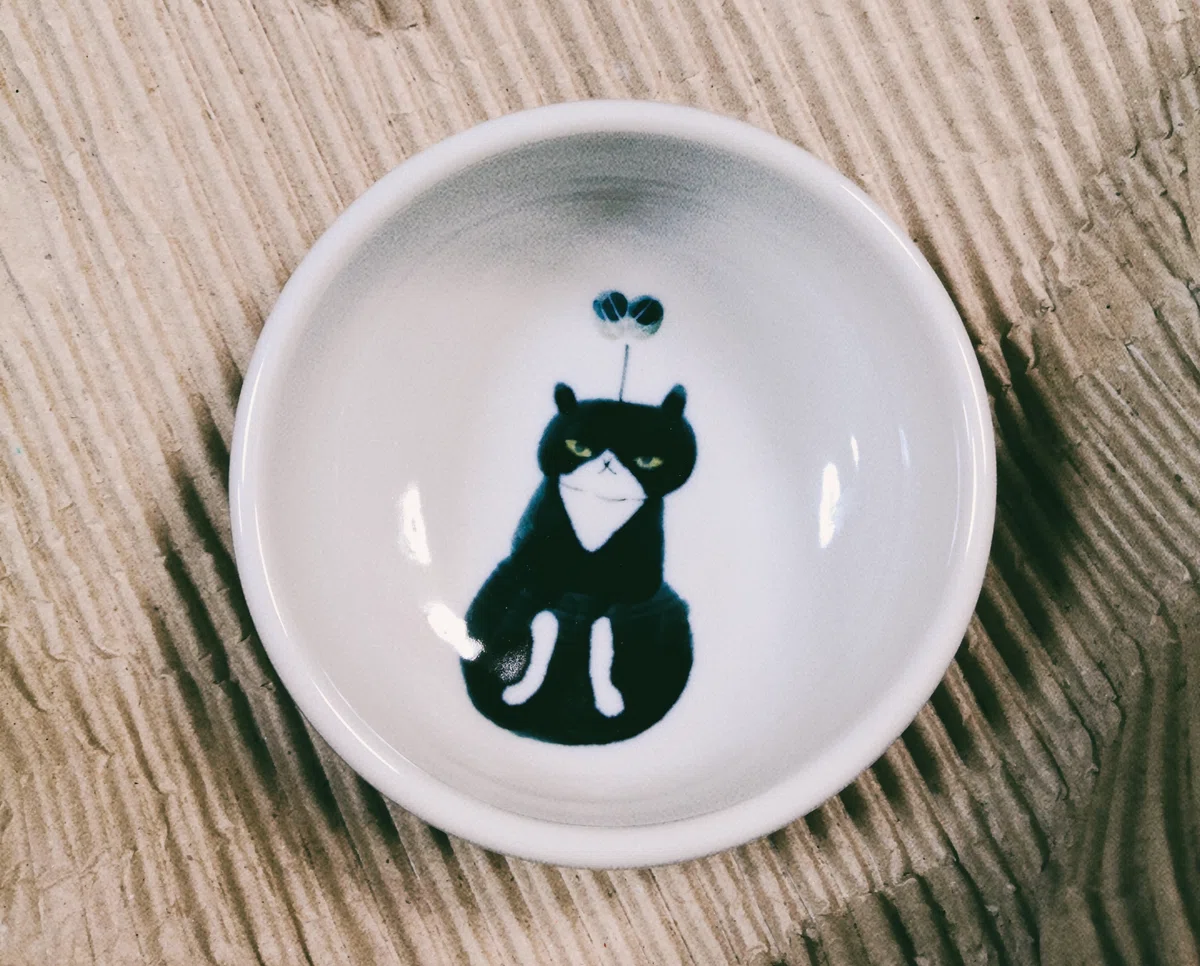ハチワレネコが描かれた小さなお皿