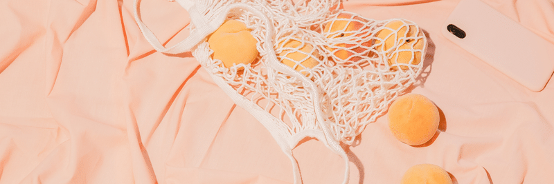 桃色の布と桃、スマホの画像