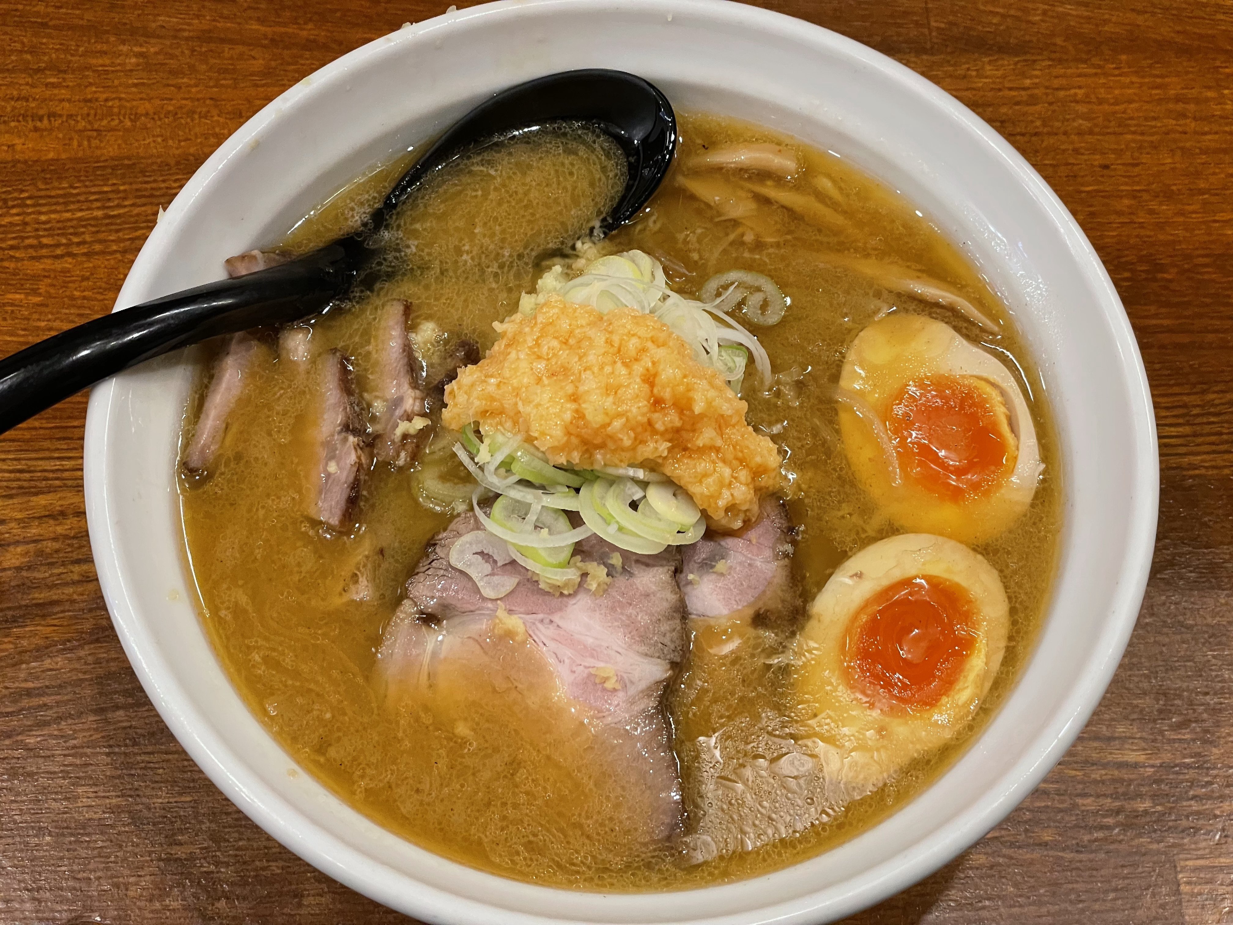 盛り付け図鑑72】味噌ラーメン特集7-さっぽろ 羅偉伝（らいでん）｜し