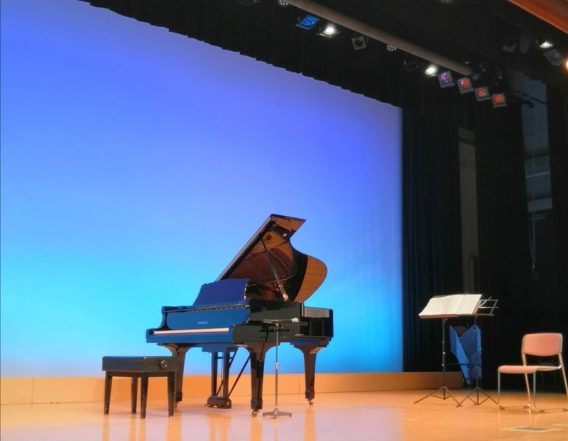 富士見市 鶴瀬コミュニティセンターホールのグランドピアノ