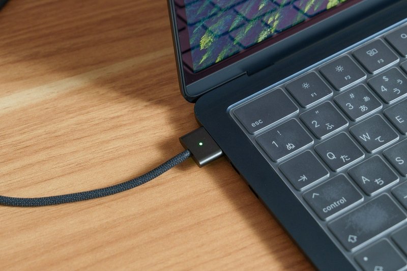 MacBookのMagSafe 3コネクタに電源が接続されている様子