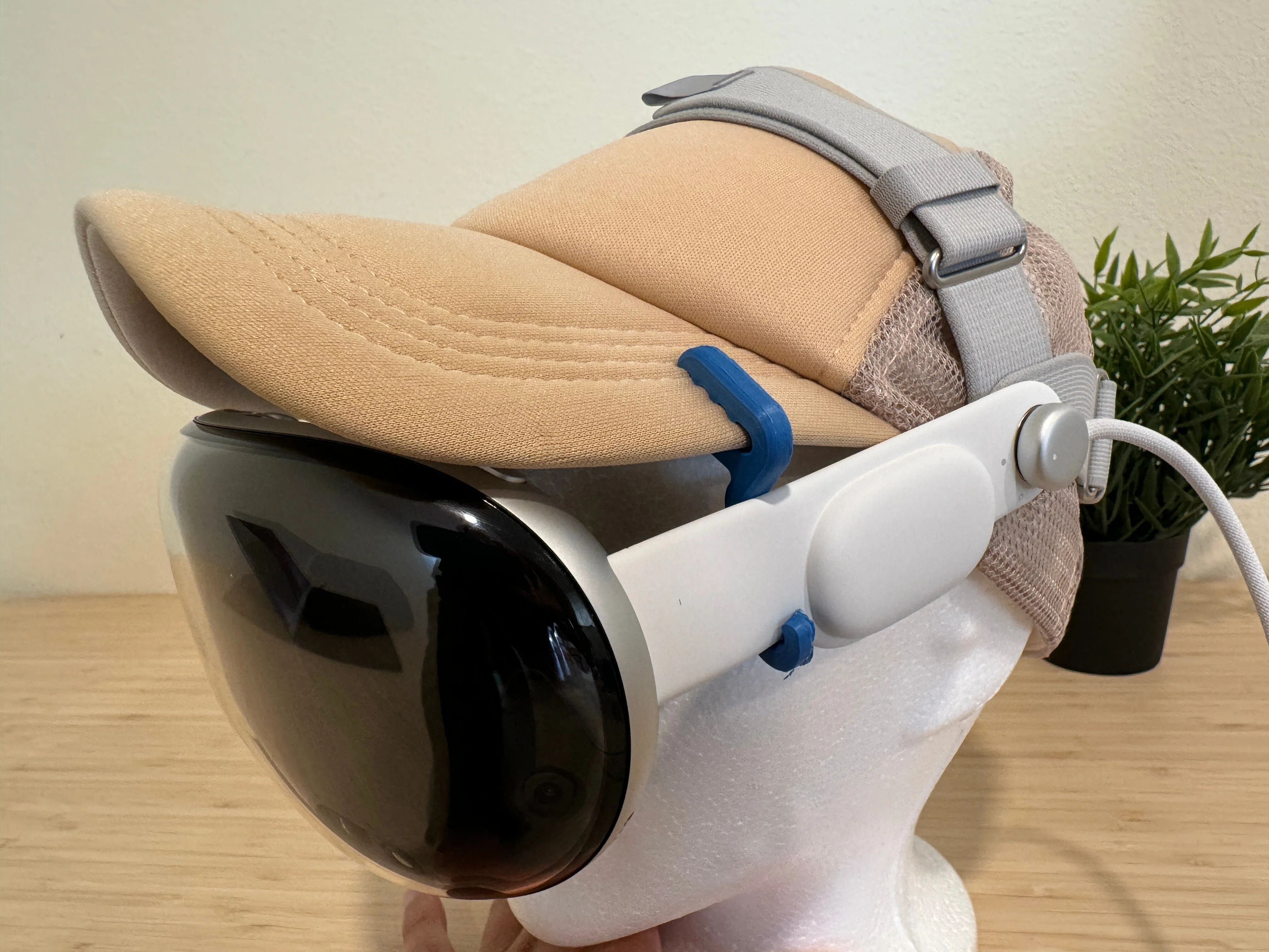 Vision Pro、快適化の沼に挑む Quest 3用ストラップを「合体」｜V Magazine