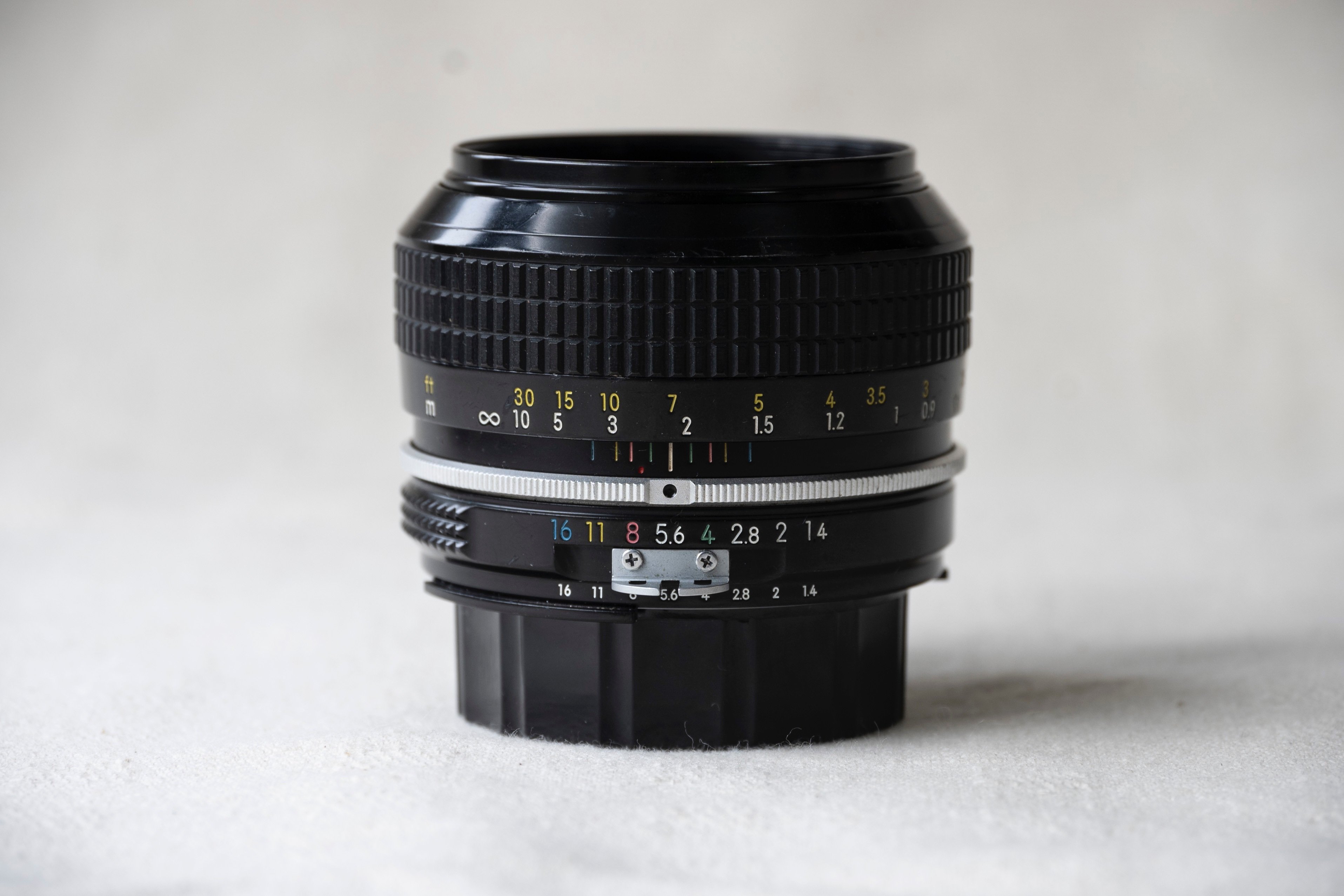 Nikonレンズ2個ストロボ1個 ニコン、内蔵ストロボやモードダイヤルを備えた「Nikon 1 V2