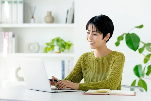 自宅オフィスで働く女性