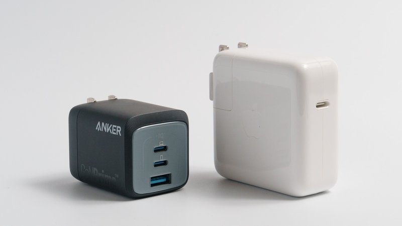Anker Prime Wall Charger (67W, 3 ports, GaN)とApple 70W USB-C電源アダプタとのサイズ比較