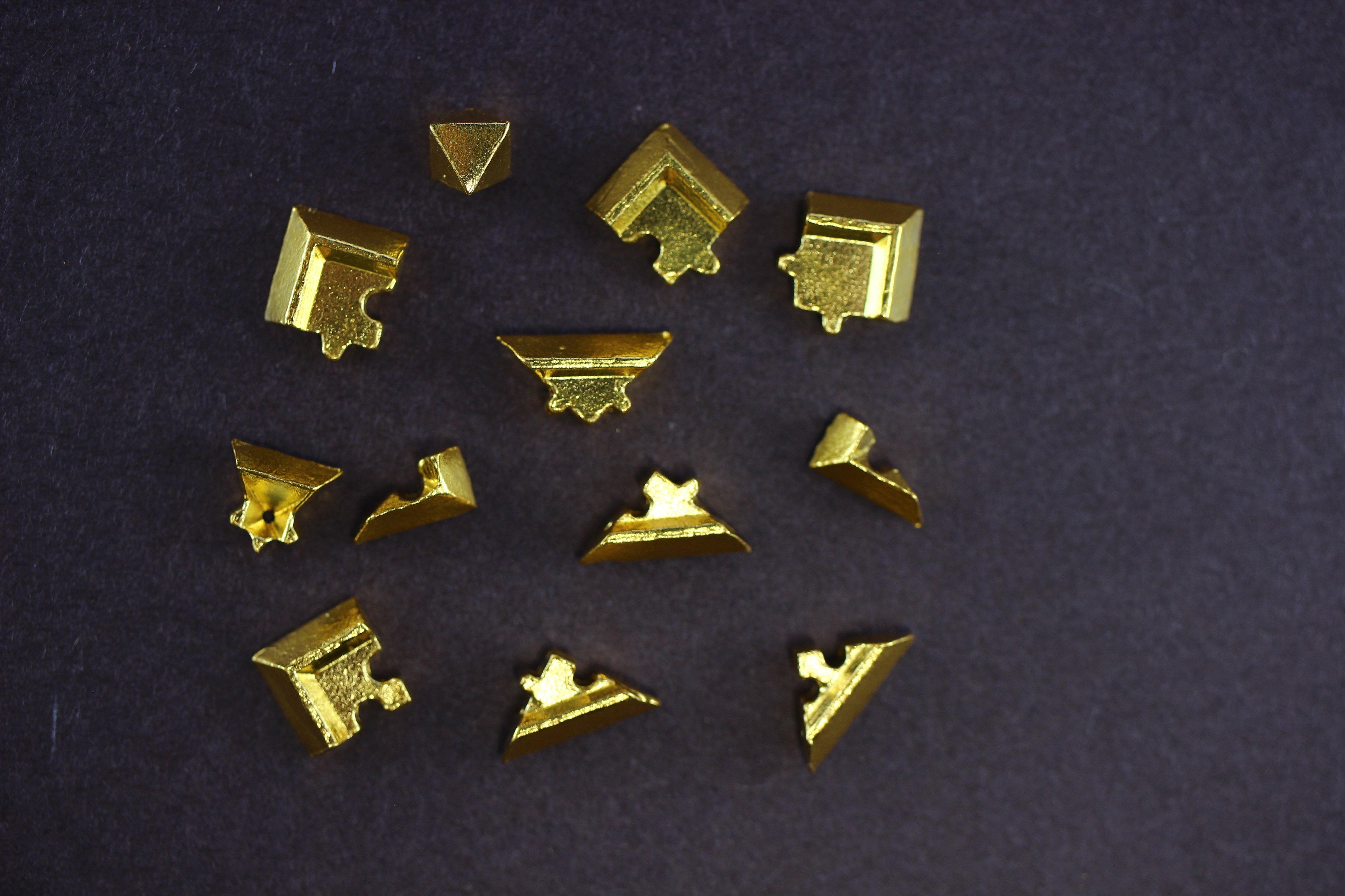 愛ゆえに純金を運ぶ】。12個のピースでできた「純金ピラミッド」誕生