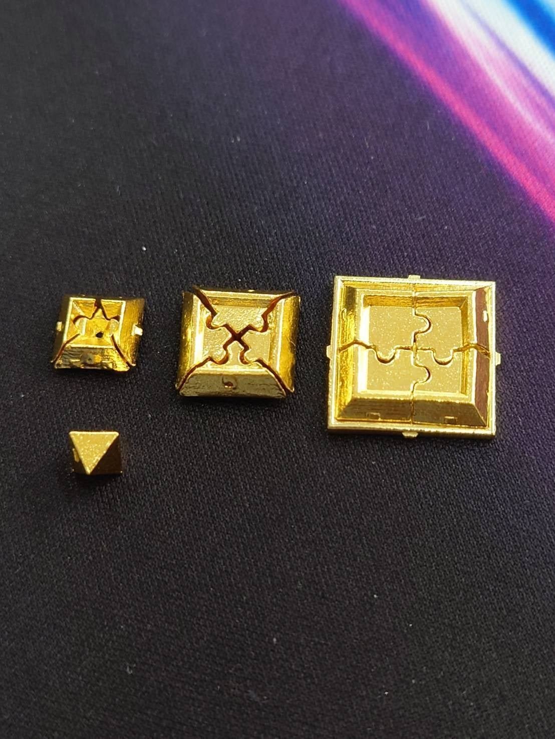 愛ゆえに純金を運ぶ】。12個のピースでできた「純金ピラミッド」誕生