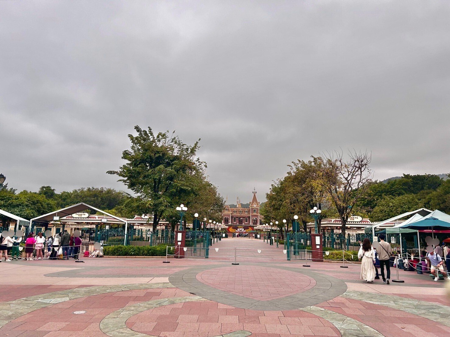 香港]ディズニーランド①【開園前、アトラクション】｜りんご