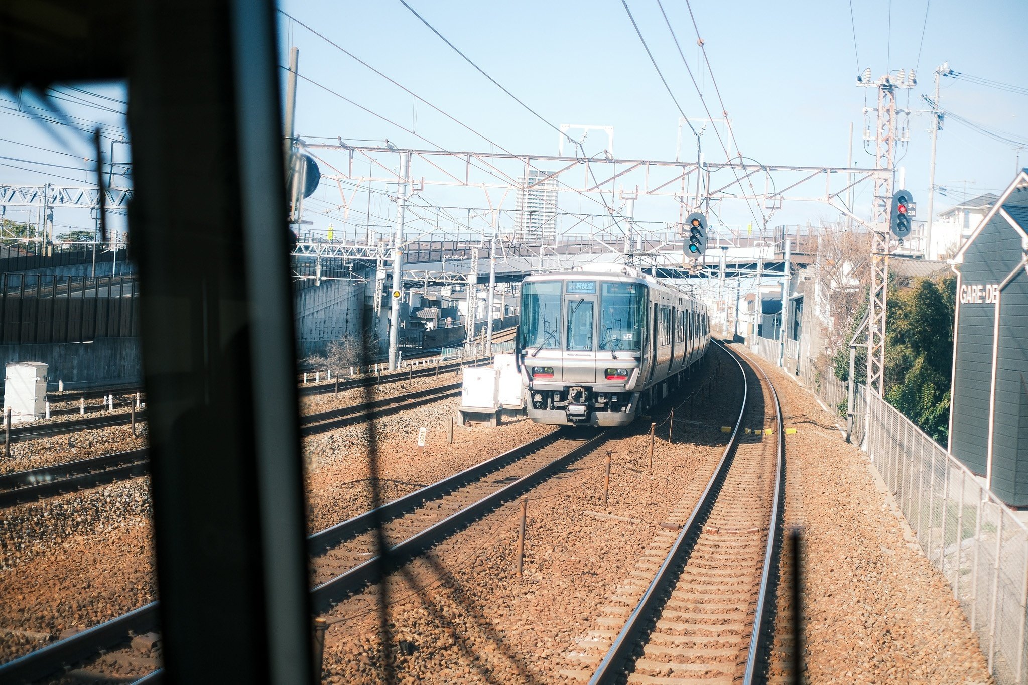 XF35mmF1.4で撮る、新快速の後面展望｜Ramune.