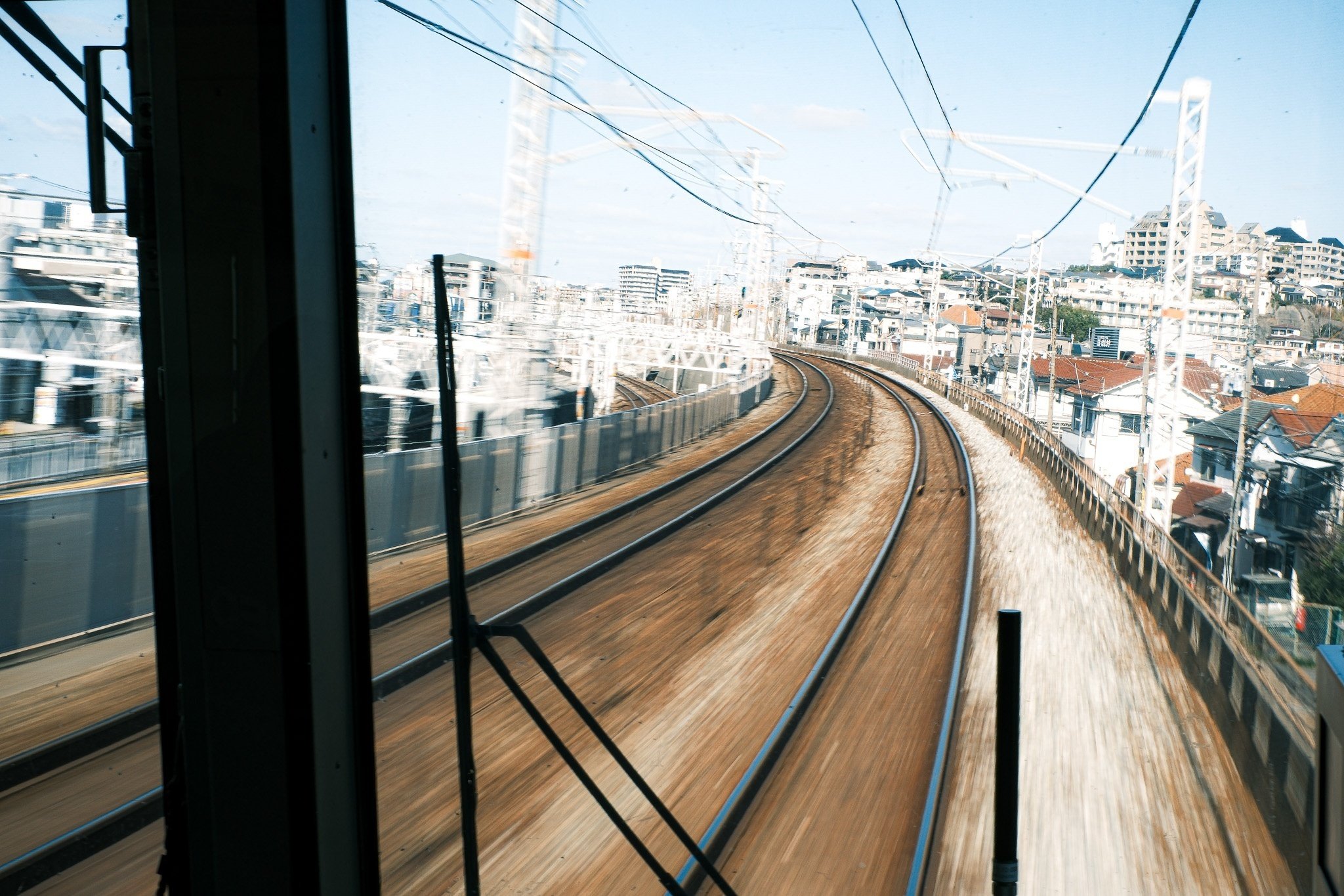 XF35mmF1.4で撮る、新快速の後面展望｜Ramune.
