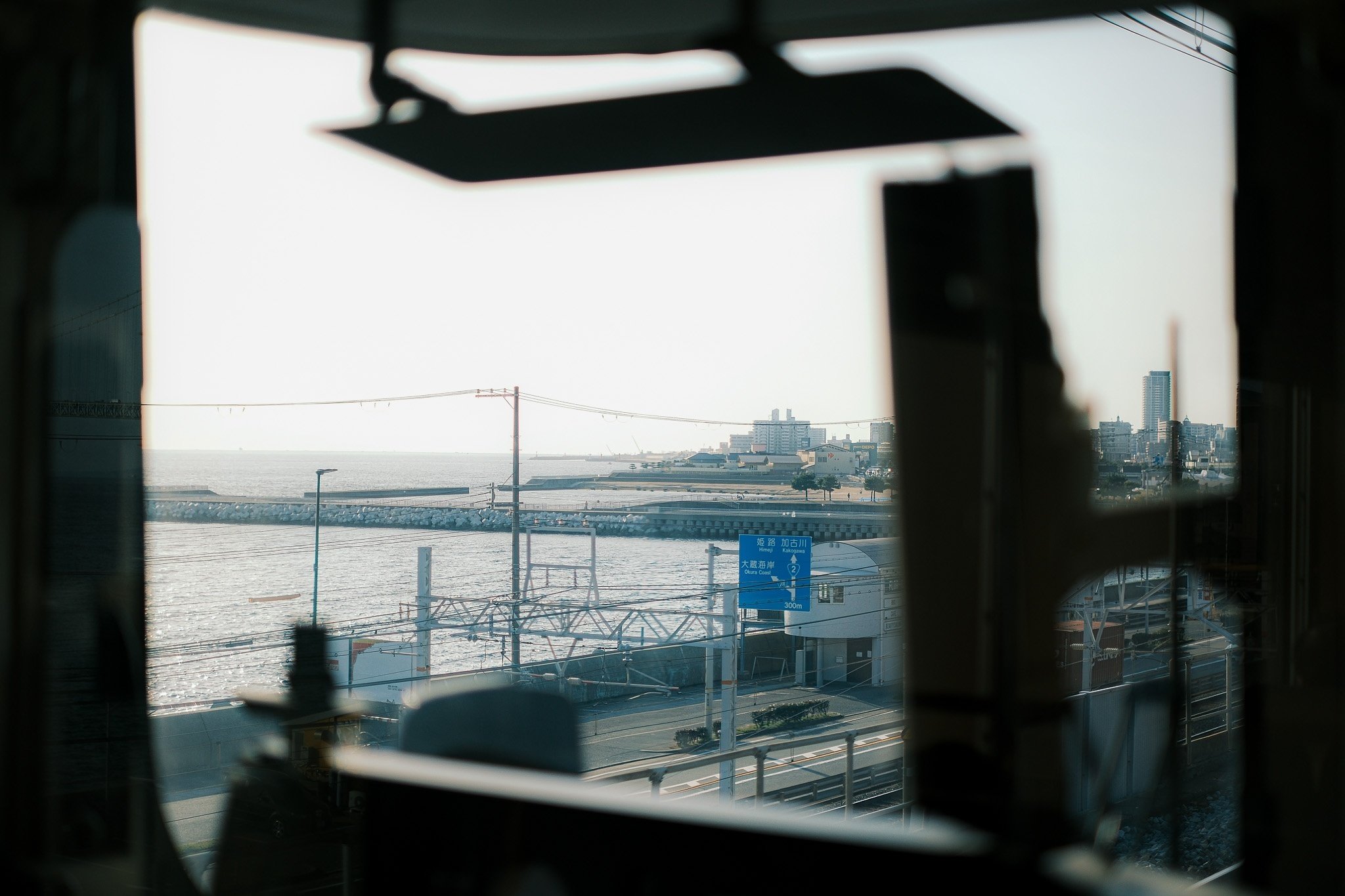 XF35mmF1.4で撮る、新快速の後面展望｜Ramune.