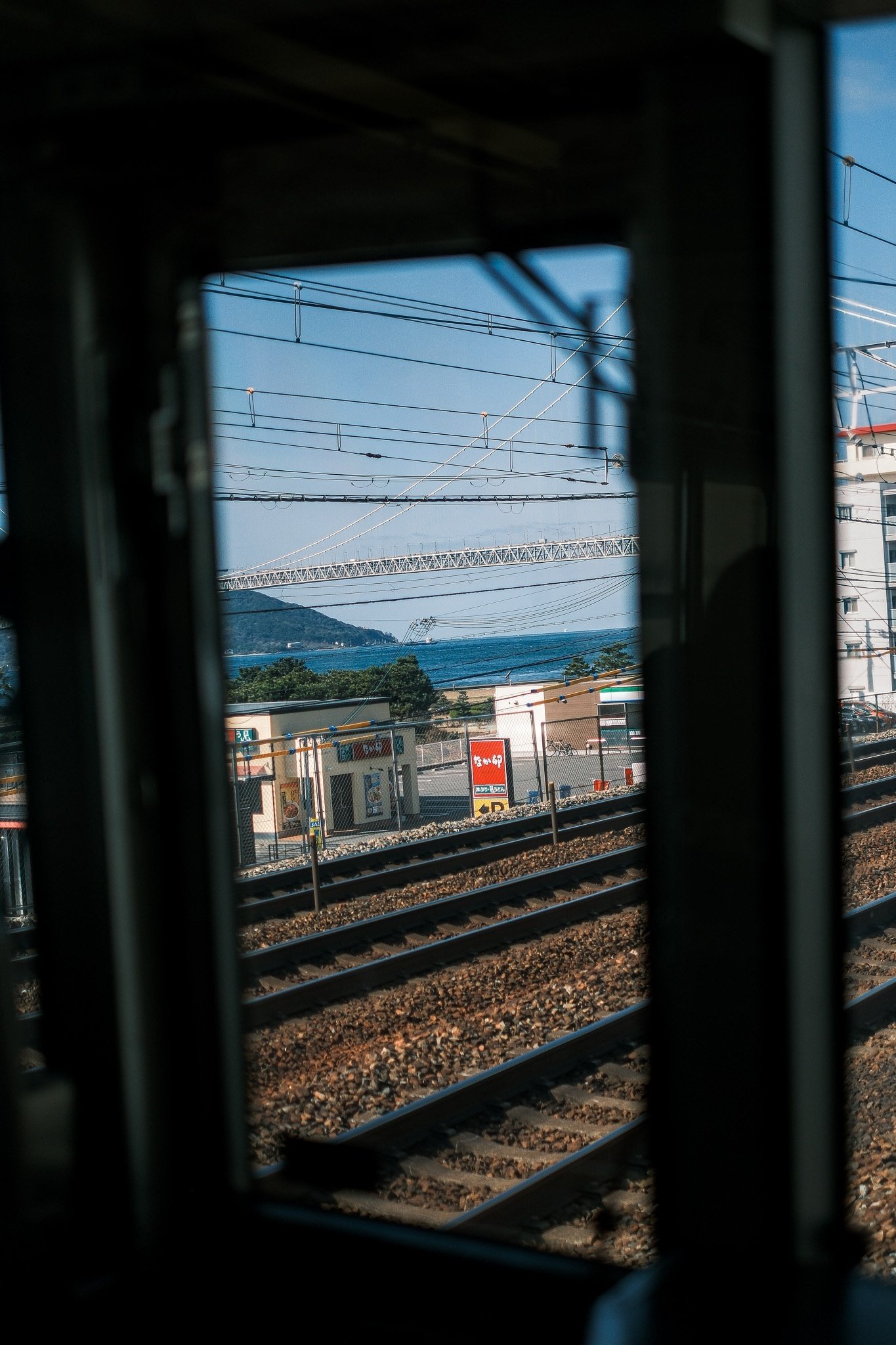 XF35mmF1.4で撮る、新快速の後面展望｜Ramune.