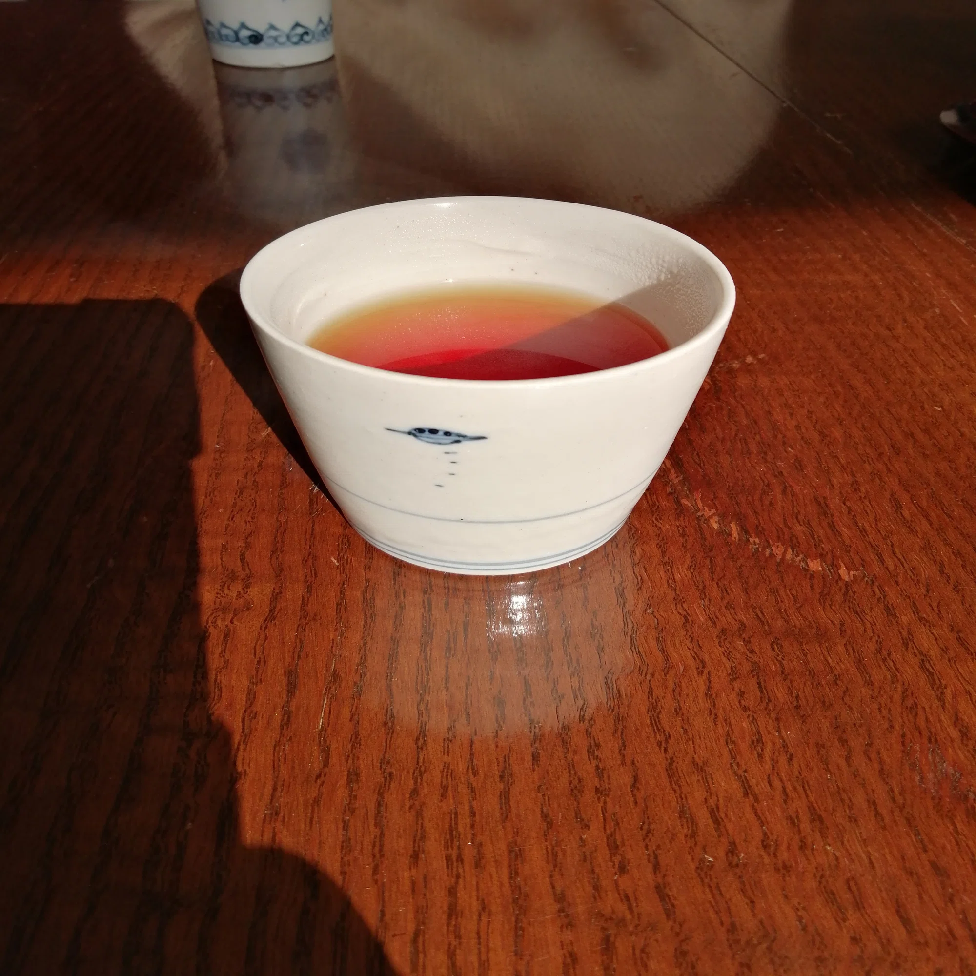 私の妻の家には青絵付けの食器が多い。その中で奇妙なUFOっぽい絵柄の 