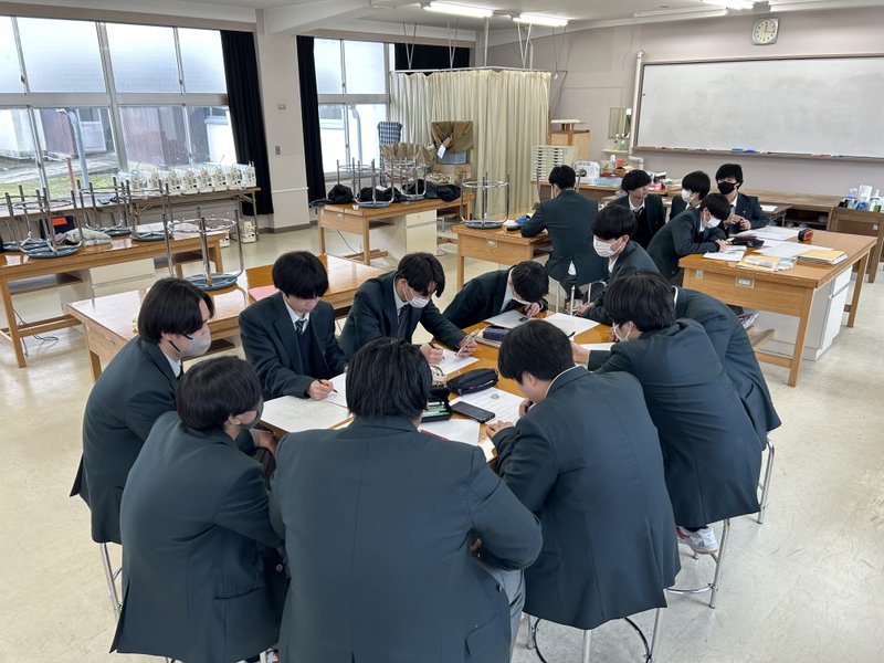 日本の高校では「家庭総合」と「家庭基礎」のいずれかを受講することになります。本校は「家庭総合」を週2コマを2年間かけて4コマ分学びます。この日は防災を呼びかけるポスターを作成しています。