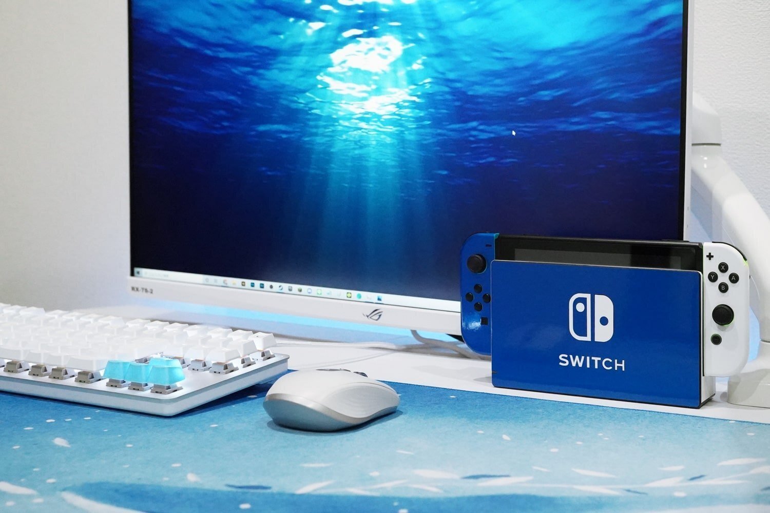 switchスキンシール】青と白のバイカラーにした（dbrand製）｜渚 ブルー