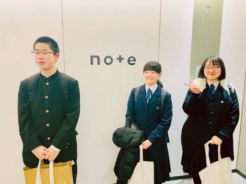 小松平さん、村上さん、佐々木さんがnoteオフィスの入り口に立っている写真