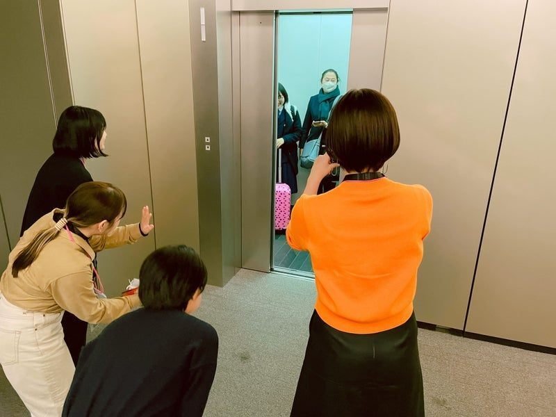 エレベーター前で高校生たちを見送るnote社員の写真