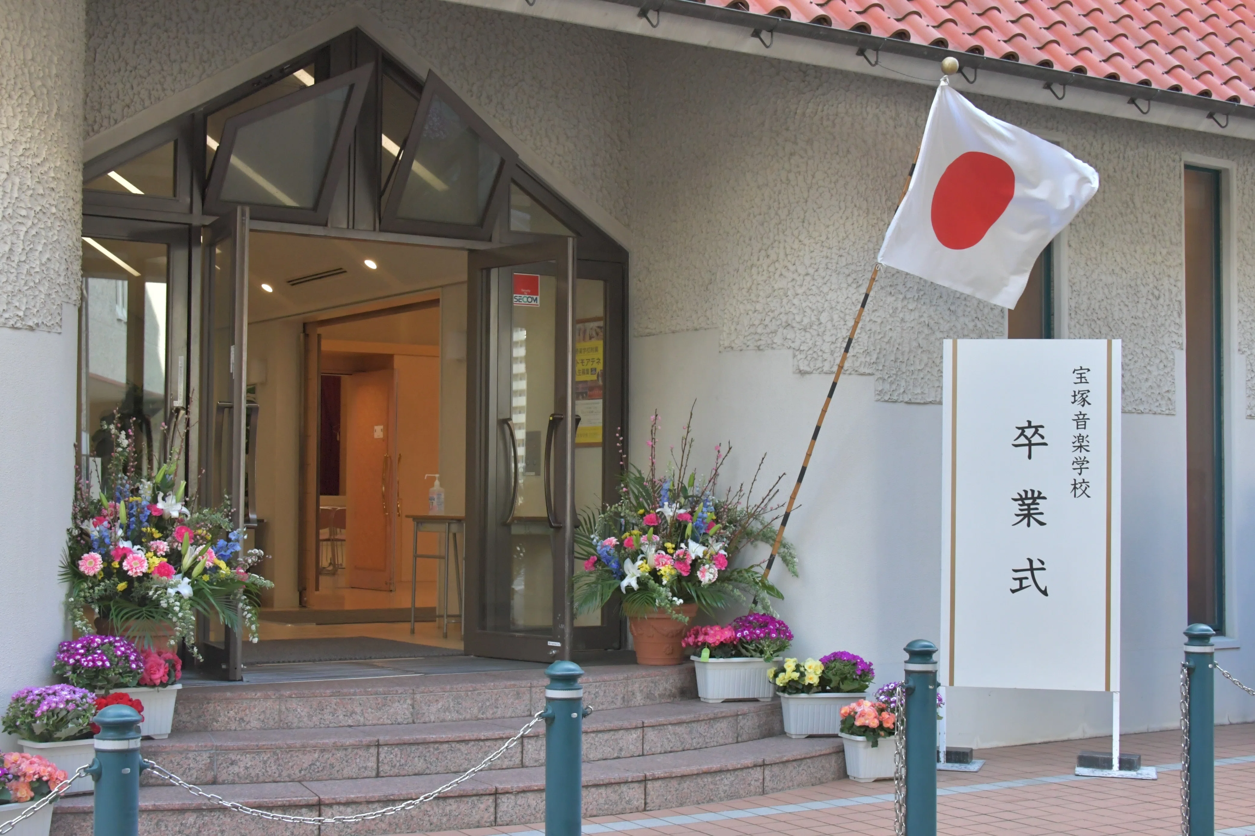 夢に羽ばたけ✨宝塚音楽学校卒業式｜宝塚市【公式】