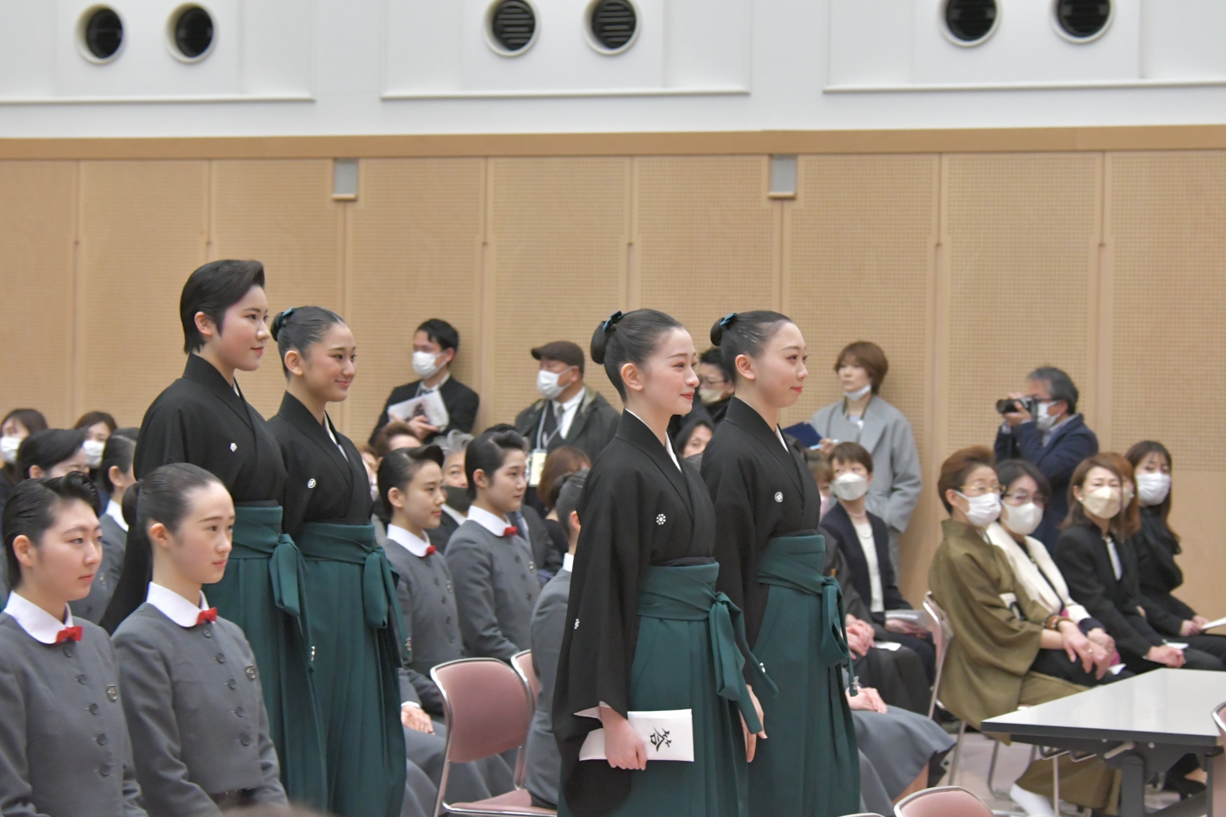 夢に羽ばたけ✨宝塚音楽学校卒業式｜宝塚市【公式】