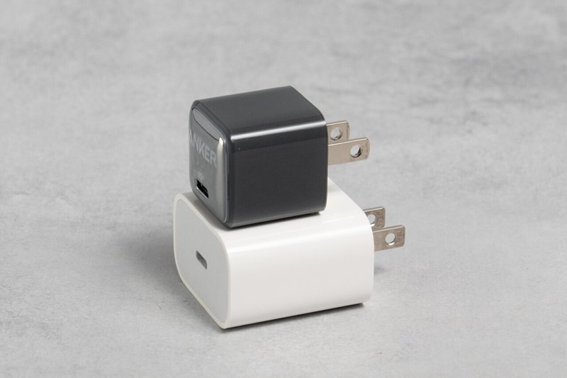 Anker Nano Charger (20W)とApple 20W USB-C電源アダプタ