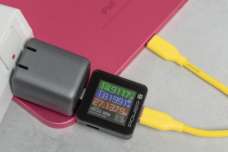 UGREEN Nexode Mini  30WでiPad（第10世代）を充電している様子