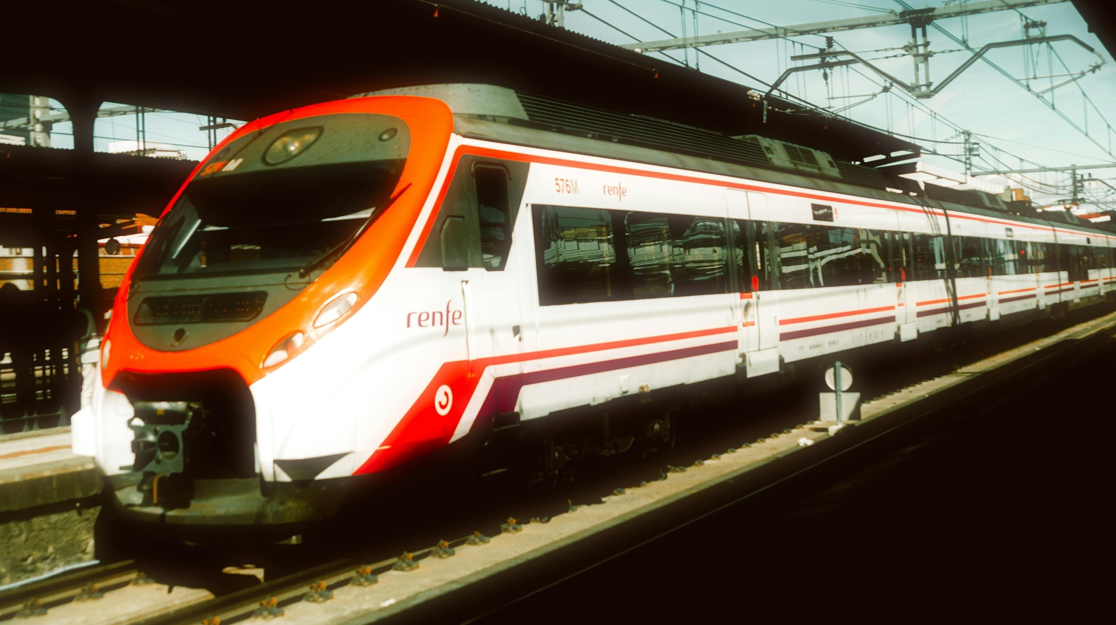 スペインマドリード スペインの高速鉄道 AVEに乗車。マドリード・プエルタ・デ