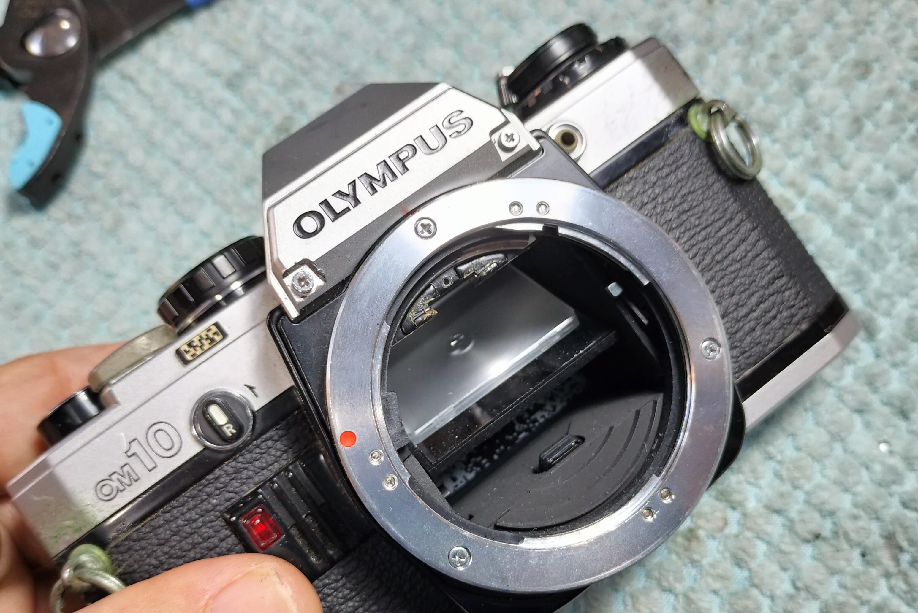 OLYMPUS OM10の分解｜フィルムカメラ修理のアクアカメラ