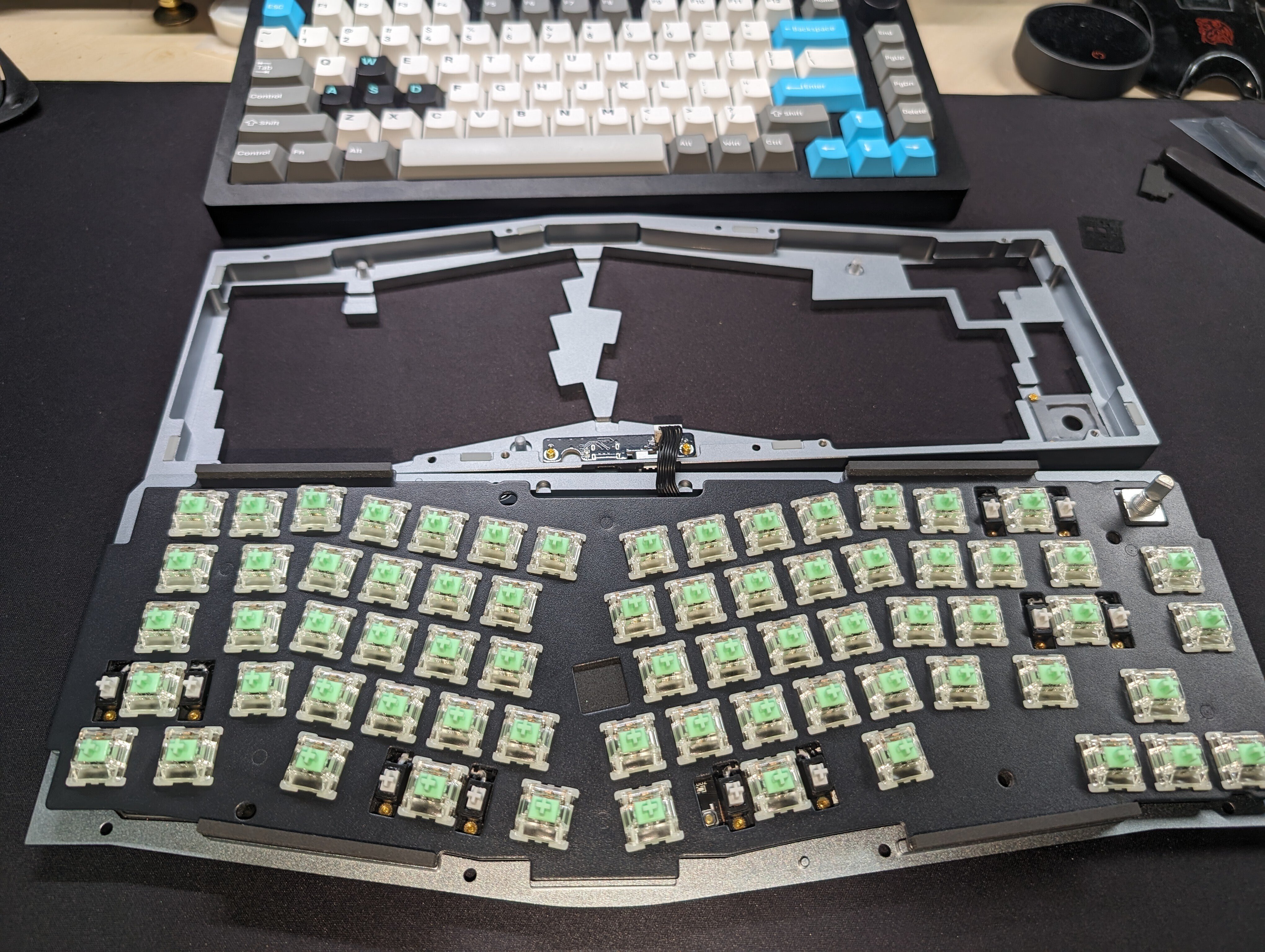 Keychron Q8 音響アップグレードキット導入とholeeMOD実施｜ふじえだ