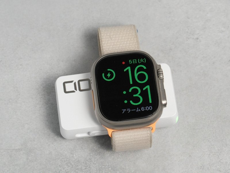 CIO SMARTCOBY DUALでApple Watch Ultraを充電している様子