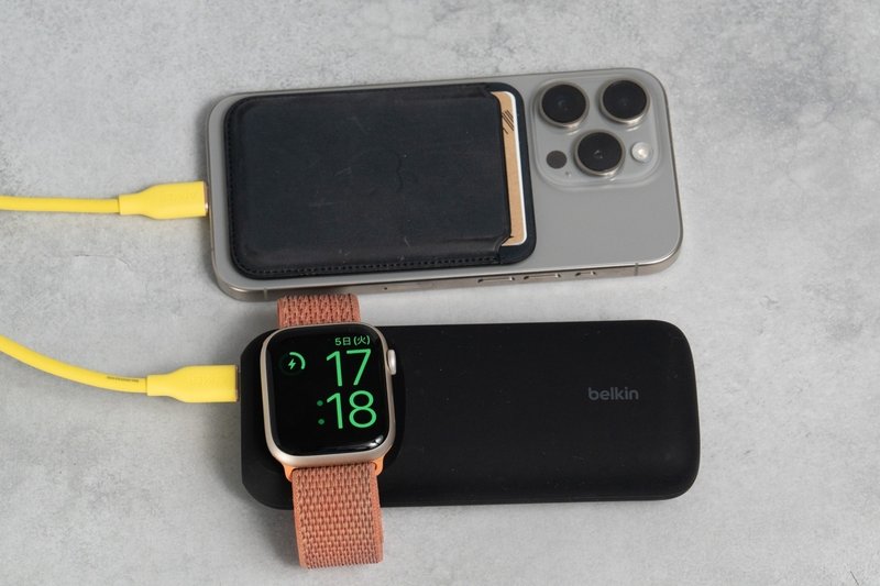 Belkin 2-in-1 iPhone + Apple Watch 急速充電モバイルバッテリーでApple Watch Series 9とiPhone 15 Proを同時に充電