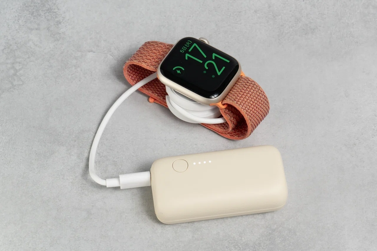 Apple Watchを外出先で充電！おすすめモバイルバッテリー4選｜Kazuya