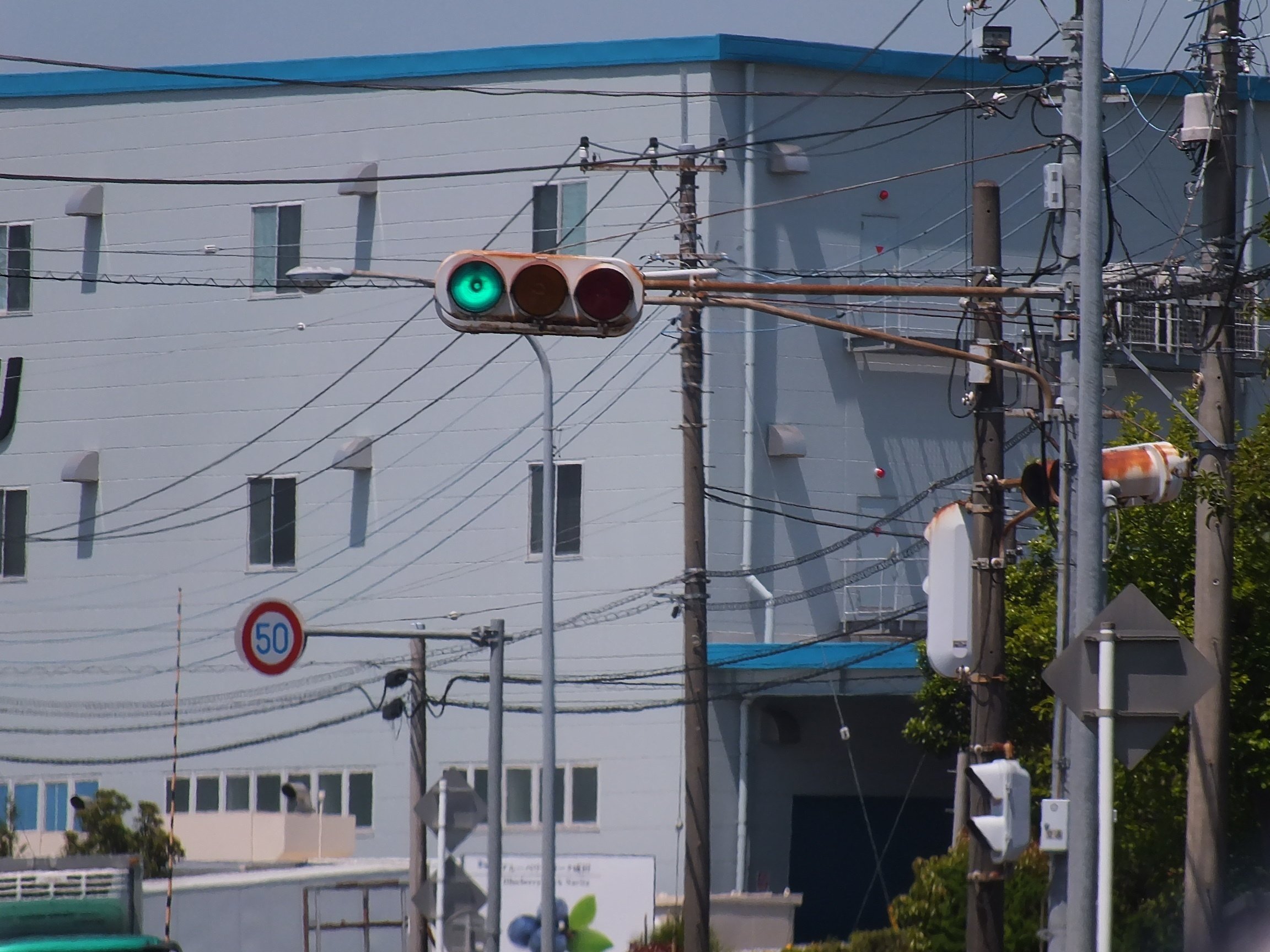 成田市十余三にある小糸S型ドットレンズ斜めフード・網目レンズ300