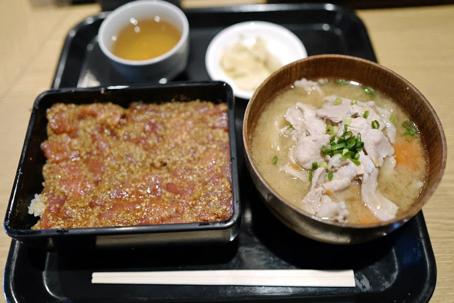 漬け丼に豚汁。岩戸のお昼｜サカキシンイチロウ