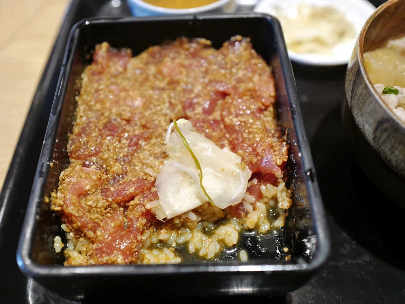 漬け丼に豚汁。岩戸のお昼｜サカキシンイチロウ