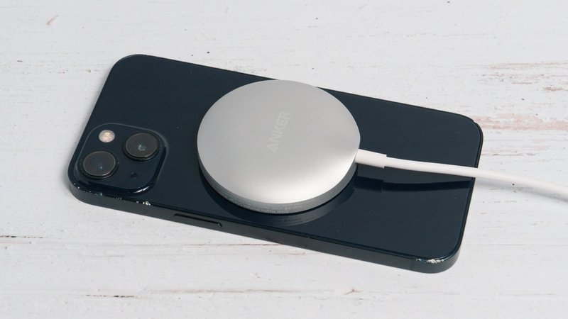Anker MagGo Wireless Charger (Pad)でiPhone 13を充電