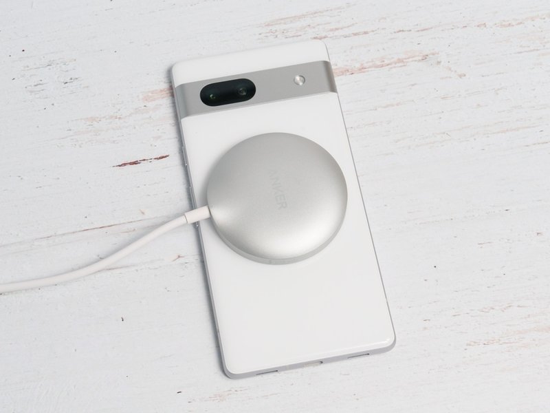 Anker MagGo Wireless Charger (Pad)でPixel 7aを充電している様子