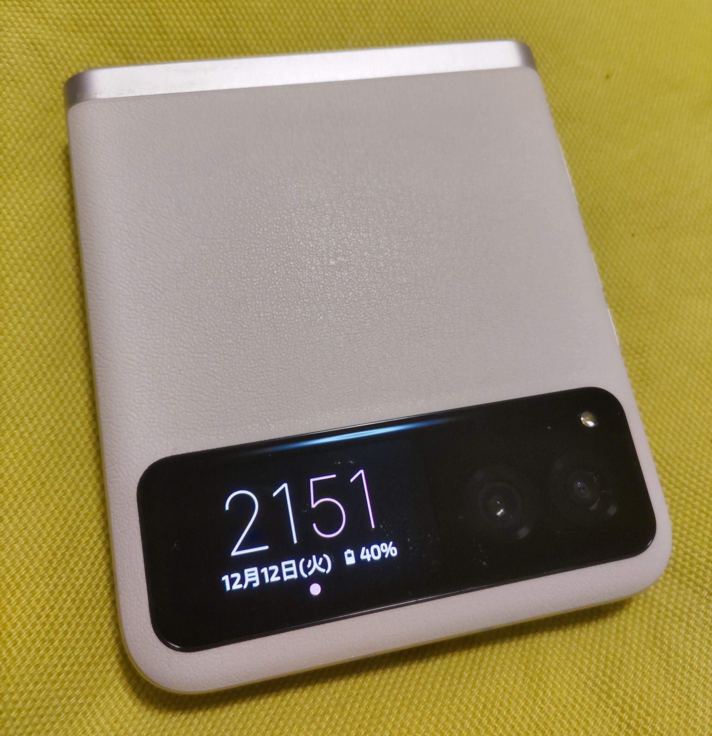 折りたたみスマホで手荷物少なめシンプルライフを楽しもう！motorola