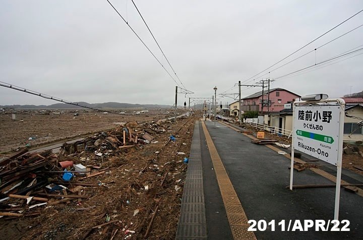 東日本大震災直後の陸前小野駅のホーム