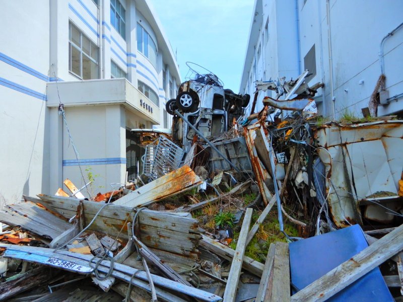 津波の被害により校舎の間に残された瓦礫