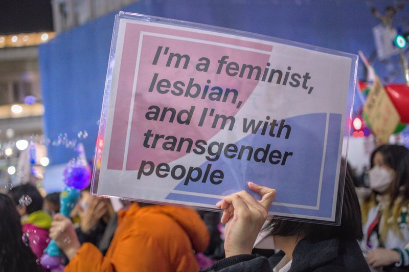 プラカード「I'm a feminist, lesbian, and I'm with transgender people」