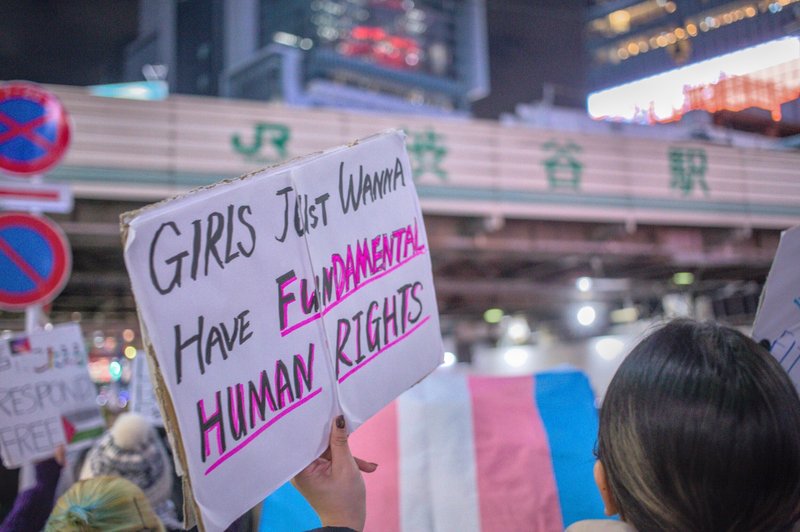 プラカード「GIRLS JUST WANNA HAVE FUNDAMENTAL HUMAN RIGHTS」
