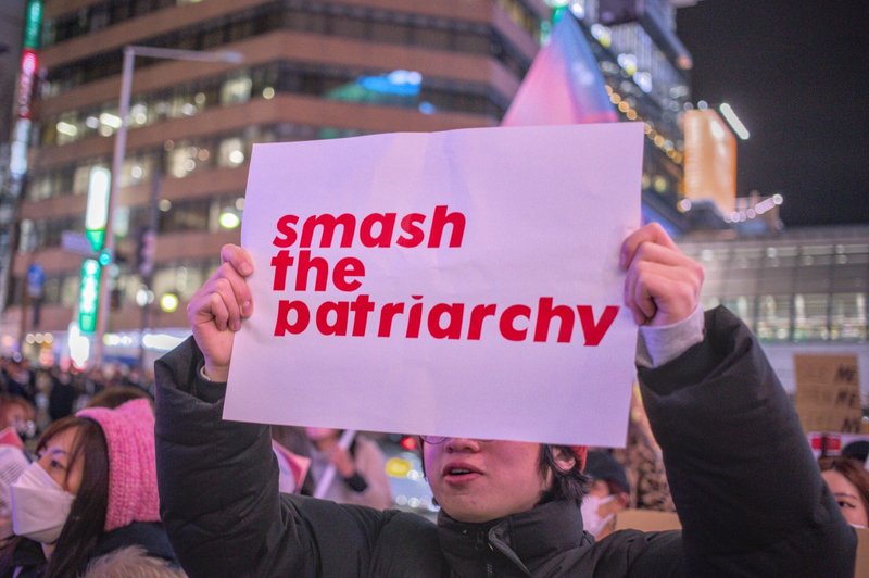 プラカード「smash the patriarchy」