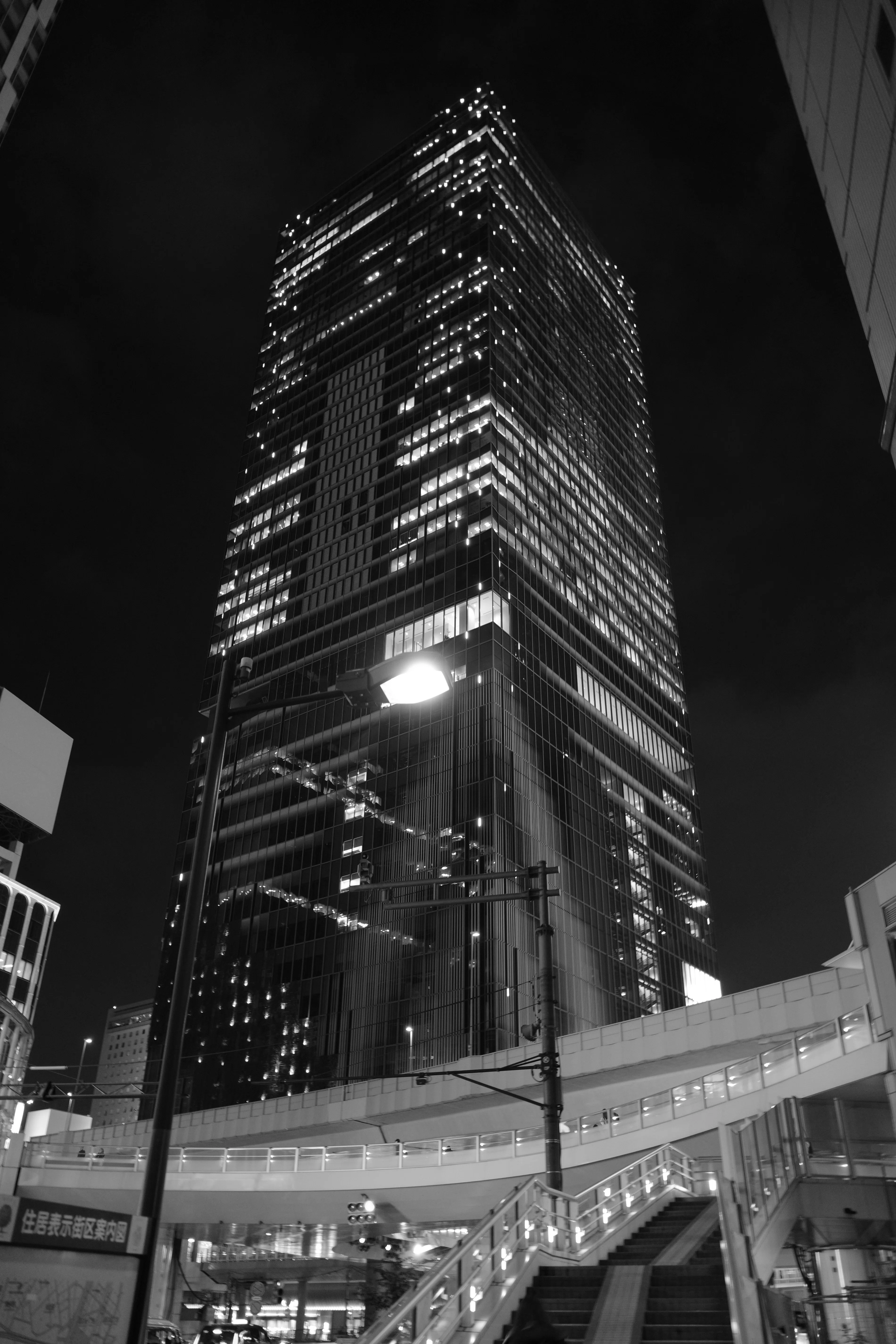 ミント　東京　モノクロ写真 都市風景 アートプリント　グラフィティ GRⅢでモノクロ都市風景を切り取るのが楽しい。｜hiromina(tao)