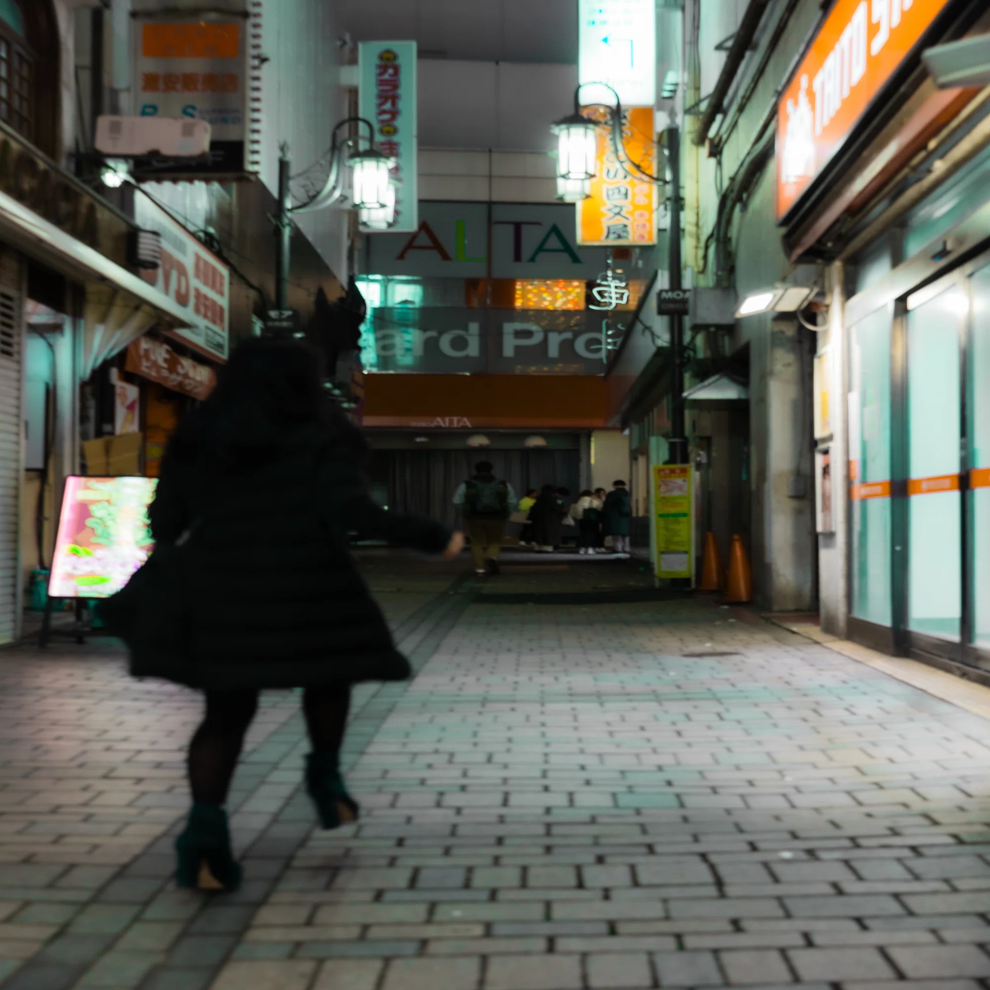 vol.282 ズームレンズで切り撮る新宿｜緋色のHiro（写真を撮る人）