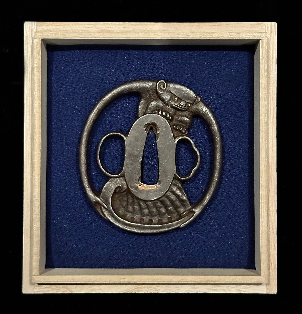 【鍔】鉄製 鷹と猿の彫刻 猛禽捕猿図鐔 刀 江戸時代 216.04g 鐔 猿回しの図 鍔鉄製 鷹と猿の彫刻 猛禽捕猿図鐔