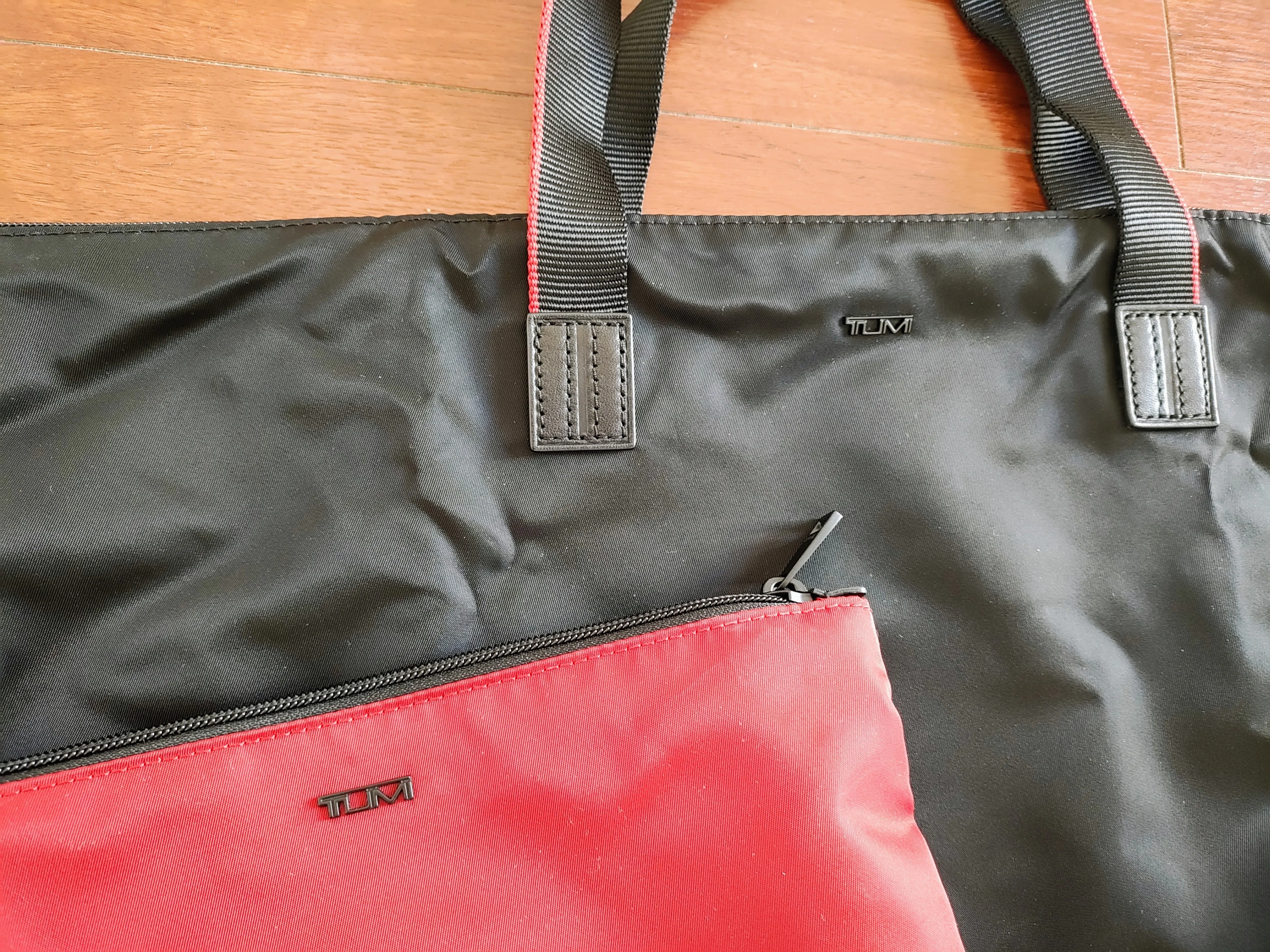 【美品】TUMI × JAL コラボ PCバッグ機内限定品 ネームタグ付 TUMI ALPHA JAL限定 ブラック/レッド ビジネスバッグ PCケース (TUMI