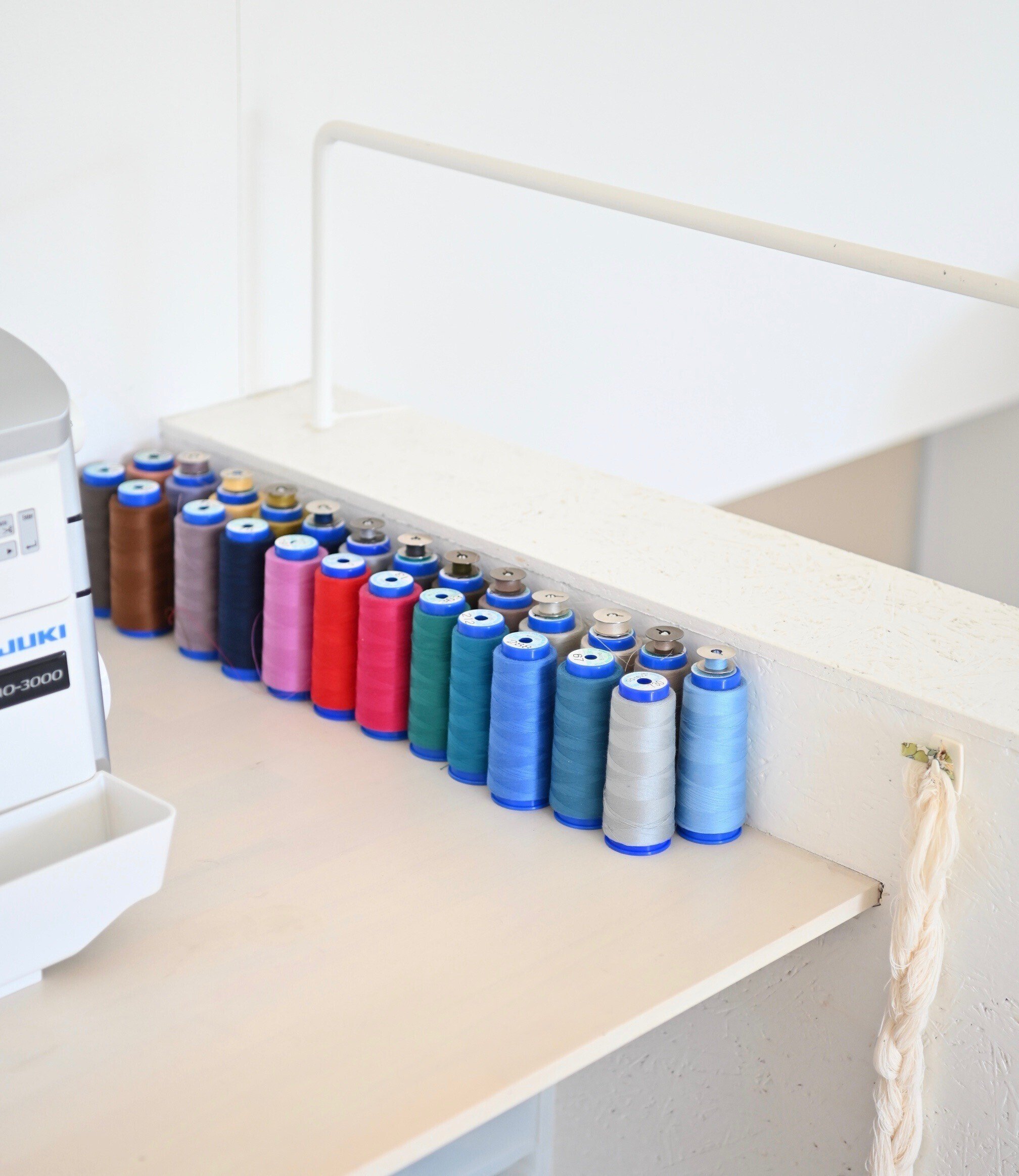 ミシン糸収納棚・ミシン糸付き 糸巻ラック ミシン糸 刺繍糸 糸立て 台 木製 収納 スタンド 壁掛け 48